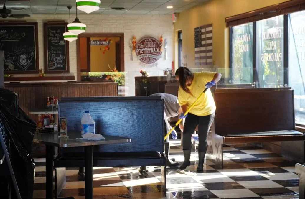 UCF students, community come together to reopen Metro Diner after Hurricane Ian